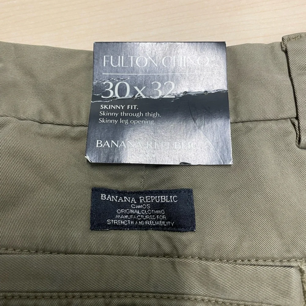 NWT Banana Republic Men's Khaki Chinos - 30x32 Classic khaki in neutral color